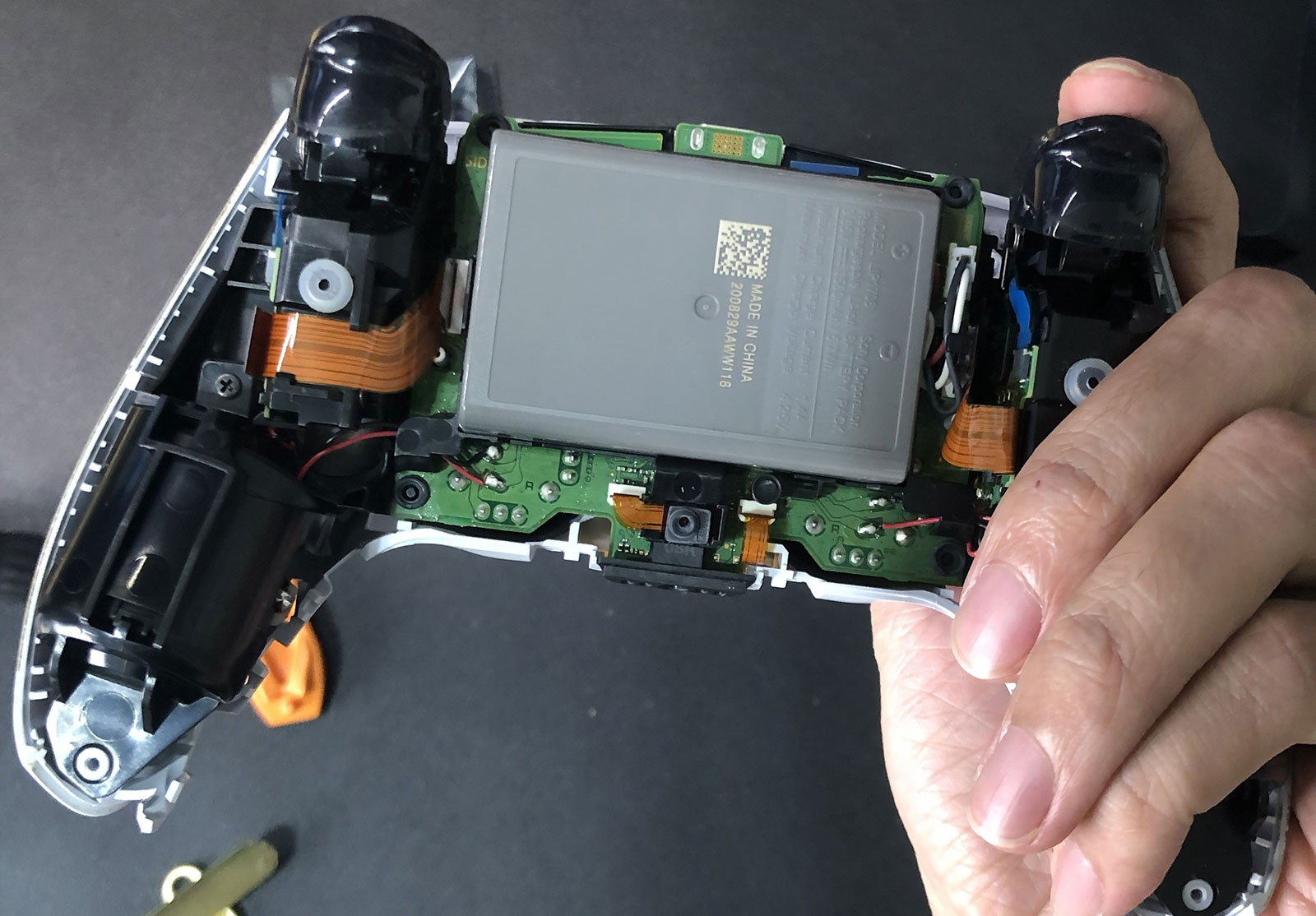 PS5 手把換電池 簡單步驟完成