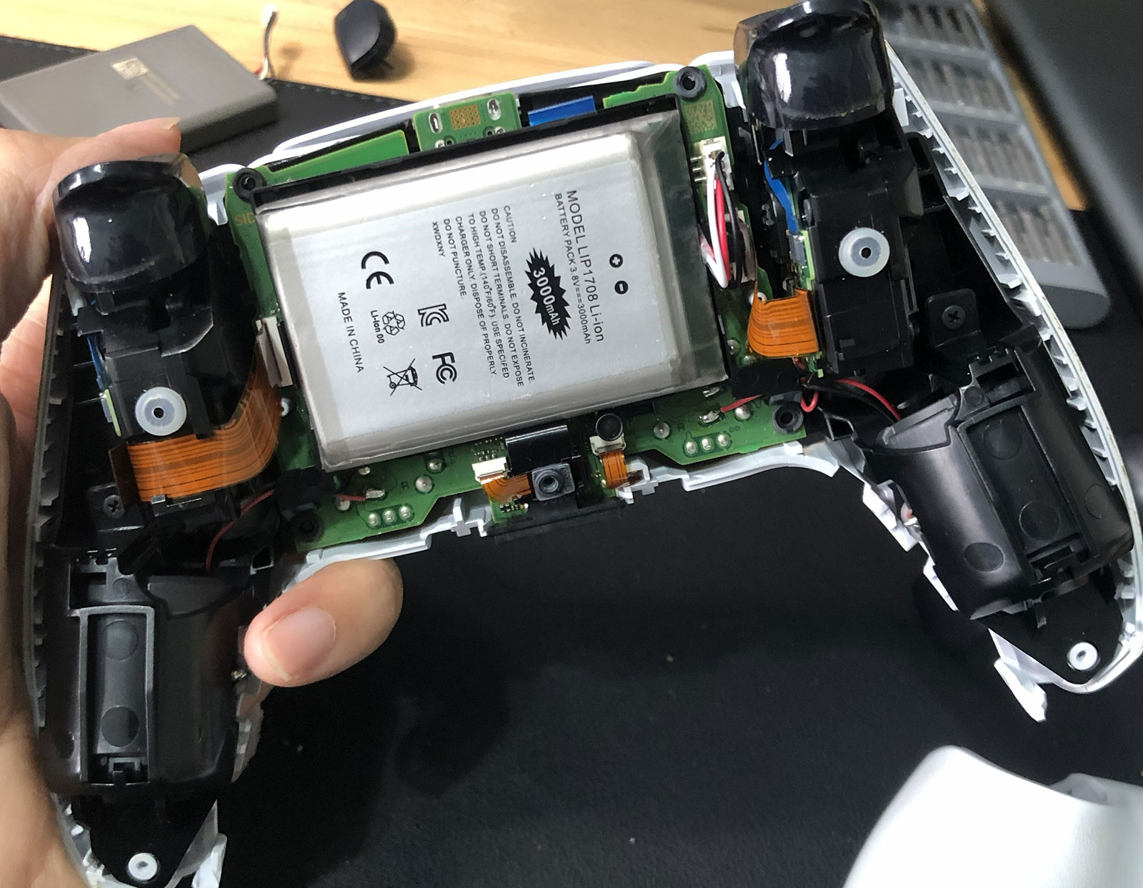 PS5 手把換電池 簡單步驟完成